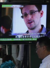 Edward Snowden na obrazovce televize v hongkongské restauraci