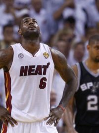 LeBron James (vlevo)ú a Tim Duncan (v pozadí), dvě největší hvězdy finále basketbalové NBA