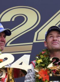 Tom Kristensen (vpravo) věnoval vítězství v Le Mans tragicky zesnulému Allanu Simonsenovi