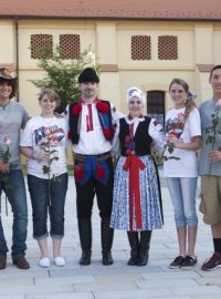 Na společné fotografii pořízené na Panském dvoře v Kunovicích jsou (zleva) Kathy Podsedniková, Jared Janek, Holly Soukupová, zástupci města v krojích, Mary Kathleen Janeková, Daniel Gerik a Larry Podsednik