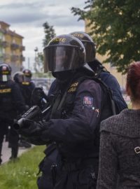 Několik stovek lidí se 29. června po shromáždění na českobudějovickém náměstí, kde se protestovalo proti častým problémům v soužití na sídlišti Máj, vydalo do inkriminované lokality