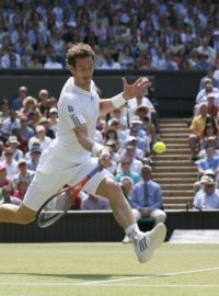 Britský tenista Andy Murray během finále v All England Clubu udivoval svou obranou hrou, dobíhal i takřka ztracené míče