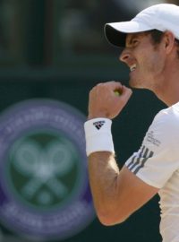 Tenista Andy Murray se raduje ze zisku druhého setu ve finále Wimbledonu