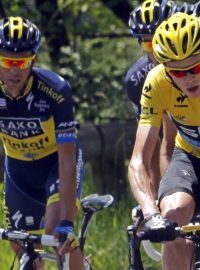 Chris Froome (ve žlutém) na trati 100. Tour de France