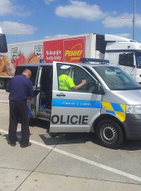 Policie kontroluje řidiče dálkových autobusů