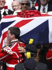 V severoanglickém městě Bury s vojenskými poctami pohřbili britského vojáka Lee Rigbyho