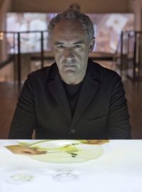 Kuchař Ferran Adria na londýnské výstavě věnované jeho někdejšímu podniku El Bulli