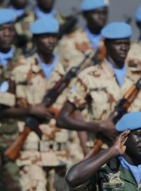 Příslušníci mírové mise OSN v Mali na tradiční vojenské přehlídce ku příležitosti oslav Dne Bastily v Paříži