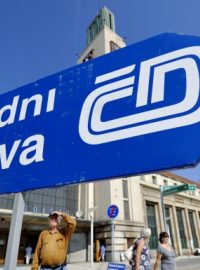 Stanoviště náhradní autobusové dopravy před budovou hradeckého nádraží na Riegrově náměstí