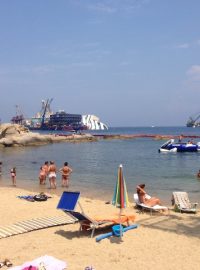 Vrak lodi Costa Concordia a turisté