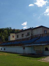 Tribuna stadionu Grbavica je zčásti ještě dřevěná