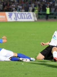 Odvetný zápas 2. předkola fotbalové Ligy mistrů: Željezničar Sarajevo - Viktoria Plzeň, 23. července v Sarajevu. Zleva Samir Kerla z domácího celku a plzeňský Pavel Horváth