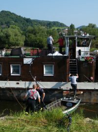 Loď, která po proražení dna, nouzově uvízla ve Velkém Březně