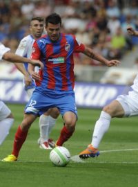 Utkání 3. kola první fotbalové ligy: Viktoria Plzeň - Baník Ostrava hrané 3. srpna v Plzni. Michal Ďuriš z Viktorie Plzeň (uprostřed) a Nenad Dedič (vlevo) a Benjamin Vomáčka, oba z Baníku Ostrava.