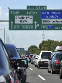 Na dálnici D1 u Brna se na 194. kilometru ve směru na Prahu při jízdě v koloně srazilo pět aut