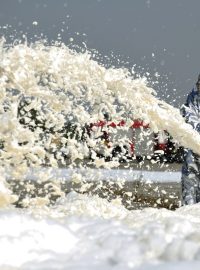 Hasiči postříkali přistávací plochu královéhradeckého letiště hasicí pěnou