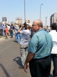 Demonstranti hrozí na vojenský vrtulník