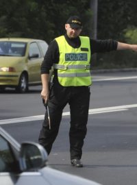 Policisté prohlížejí vozidla, ale například i autobusy