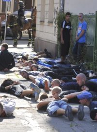 Policie zatkla v Ostravě desítky protiromských radikálů.