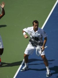 Radek Štěpánek (vpravo) se raduje společně s Leandrem Paesem na US Open