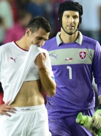 Smutní fotbalisté po porážce od Arménie