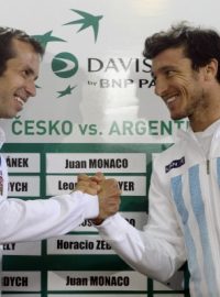 Česk reprezentant Radek Štěpánek (vlevo) a Juan Mónaco z Argentiny na losování pořadí zápasů semifinále tenisového Davis Cupu