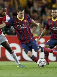 Lionel Messi (uprostřed) dal v dresu Barcelony v Lize mistrů proti Ajaxu hattrick