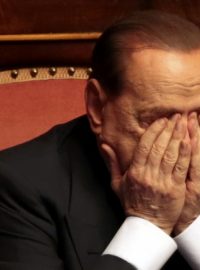 Silvio Berlusconi sleduje hlasování