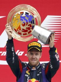 Německý pilot F1 Sebastian Vettel s trofejí pro vítěze VC Koreji