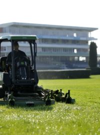 Dostihové závodiště v Pardubicích se v těchto dnech připravuje na vrchol sezony, jímž bude 13. října 123. ročník Velké pardubické