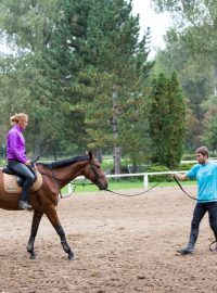 Mirka Knapková se učí jezdit na koni pod dohledem Davida Svobody