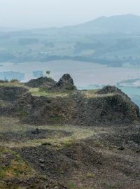 Kamenolom Brniště uspořádal veřejné setkání, na němž představil plány na dotěžení a sanaci kopce Tlustec na Českolipsku (na snímku vpředu), kde se už od 70. let těžil čedič. Od roku 2004 se na kopci netěží.