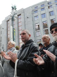 Protestní shromáždění členů Metropolitního spořitelního družstva proti odebrání licence Metropolitnímu spořitelnímu družstvu