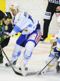 Utkání 13. kola hokejové extraligy HC Kometa Brno - HC Energie Karlovy Vary hrané 18. října v Brně. Zleva David Zucker z Karlových Varů, Petr Kuboš z Brna, brankář Brna Marek Čiliak a vpravo Vilém Burian z Brna.