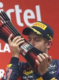 Sebastian Vettel slaví zisk čtvrtého titulu mistra světa v řadě