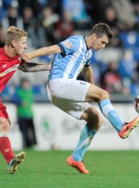 Utkání 12. kola první fotbalové ligy FK Mladá Boleslav - Zbrojovka Brno 27. října v Mladé Boleslavi. Ondřej Kúdela (vpravo) z Boleslavi a Daniel Přerovský z Brna.