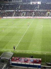 Fotbal je sice letní sport, ale na fotbalovém stadiónu bývá leckdy větší zima než na tom hokejovém