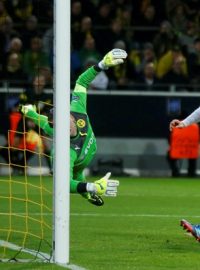 Fotbalista Arsenalu Aaron Ramsey střílí jediný gól zápasu Ligy mistrů v Dortmundu