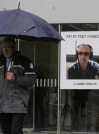 Plakáty novinářů na vchodových dveří rádia RFI