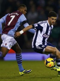 Útočník West Bromwiche Shane Long (vpravo) v souboji s Leandrem Bacunou z Aston Villy během utkání 12. kola fotbalové Premier League