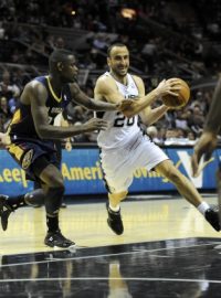 Manu Ginobili (v bílém) pomohl k jedenácté výhře San Antonia v řadě 16 body