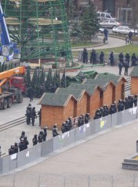 Na Náměstí nezávislosti hlídkují policejní jednotky