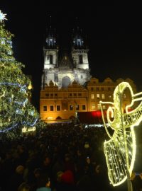 Vánoční strom a výzdoba trhů na Staroměstském náměstí letos evokuje téma času