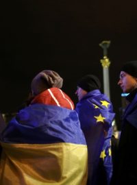 Demonstranti v Kyjevě se zahalili do vlajek Evropské unie