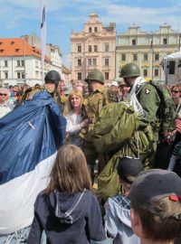 Parašutisté seskočili doprostřed náměstí