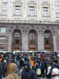Kyjevská radnice. V Kyjevě se dál protestuje, policie v noci razantně zasáhla, dopoledne se pak stáhla