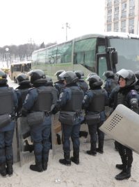 V Kyjevě se dál protestuje, policie v noci razantně zasáhla, dopoledne se pak stáhla