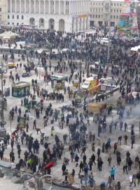 Náměstí Nezávislosti. V Kyjevě se dál protestuje, policie v noci razantně zasáhla, dopoledne se pak stáhla