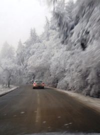 Námraza na stromech komplikuje dopravu na Vysočině