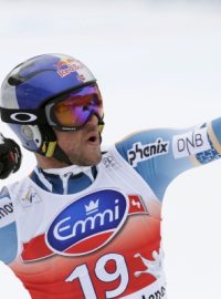 Aksel Lund Svindal slaví triumf v závodě Světového poháru v italské Val Gardeně